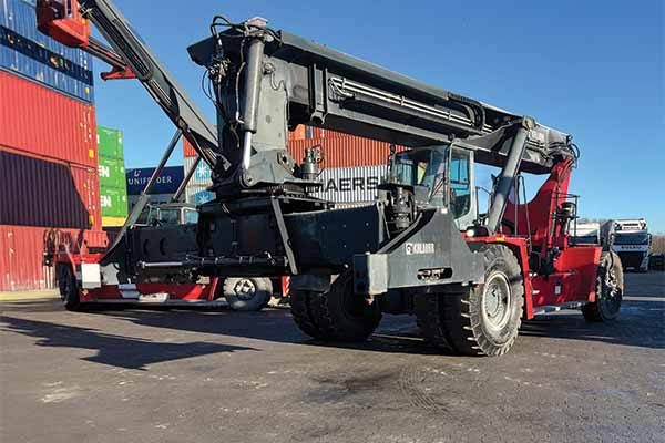 Reachstacker z wysypem Kalmar do materiałów sypkich na terminalu kontenerowym