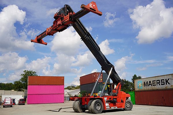 Reachstacker 45 t Kalmar z podniesionym wysięgnikiem