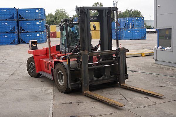 Wózek widłowy ciężki 33 t Kalmar z długimi widłami na placu przeładunkowym