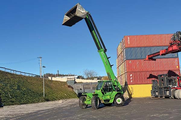 Ładowarka teleskopowa Merlo na placu przeładunkowym